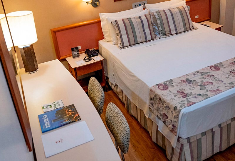 Hospedagem em quarto casal na Torre Clássico do Stream Hotéis